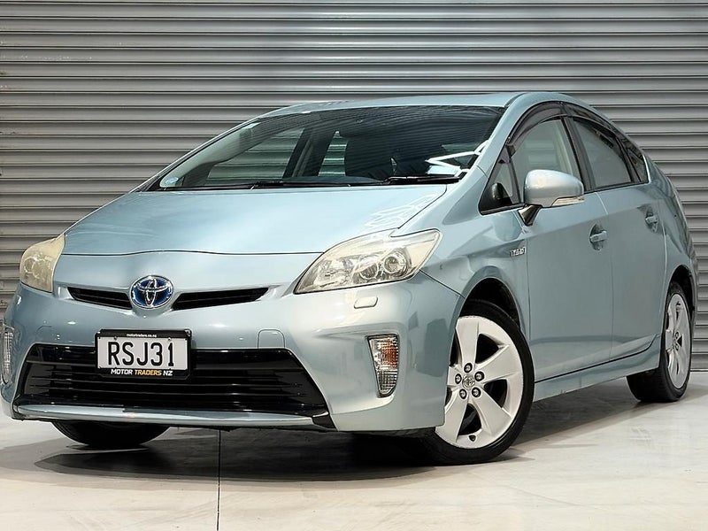 2012 Toyota Prius ST, photo 2