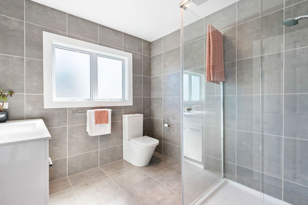 6 Alston Avenue, Kelston, photo 15