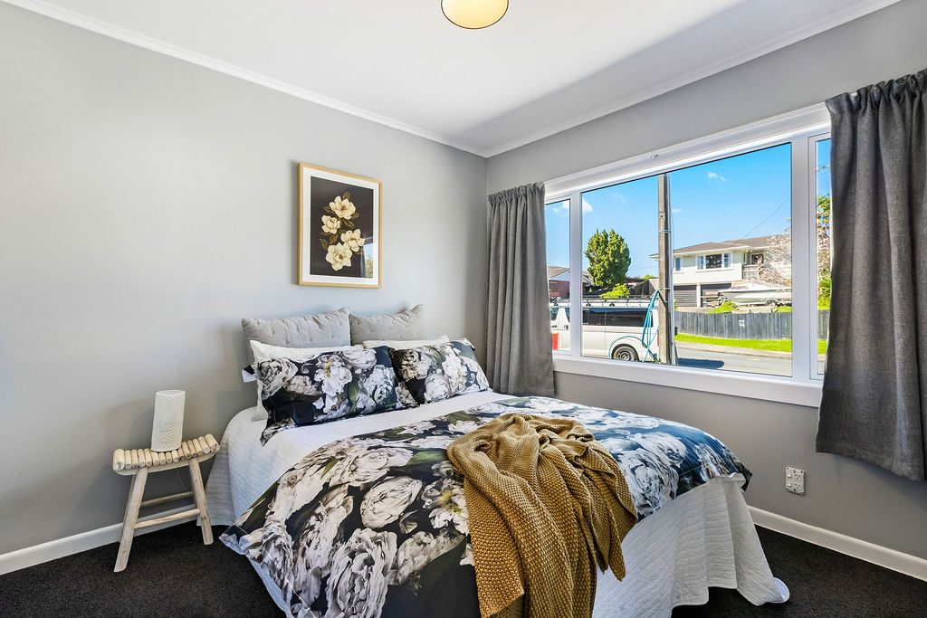 6 Alston Avenue, Kelston, photo 4