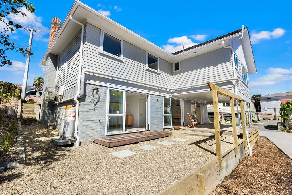 6 Alston Avenue, Kelston, photo 5