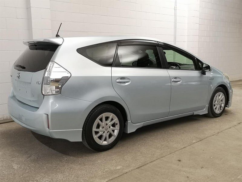 2012 Toyota Prius Alpha, photo 2