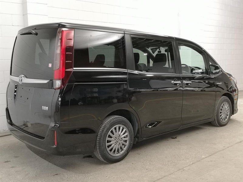 2015 Toyota Esquire, photo 2