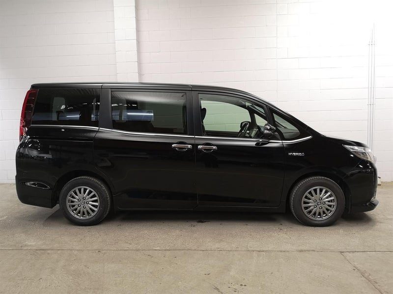2015 Toyota Esquire, photo 3
