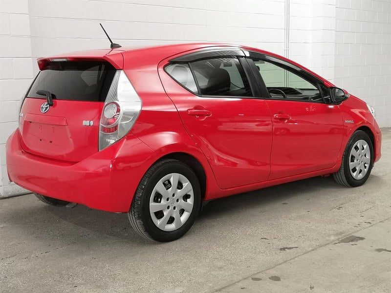 2013 Toyota Aqua, photo 2