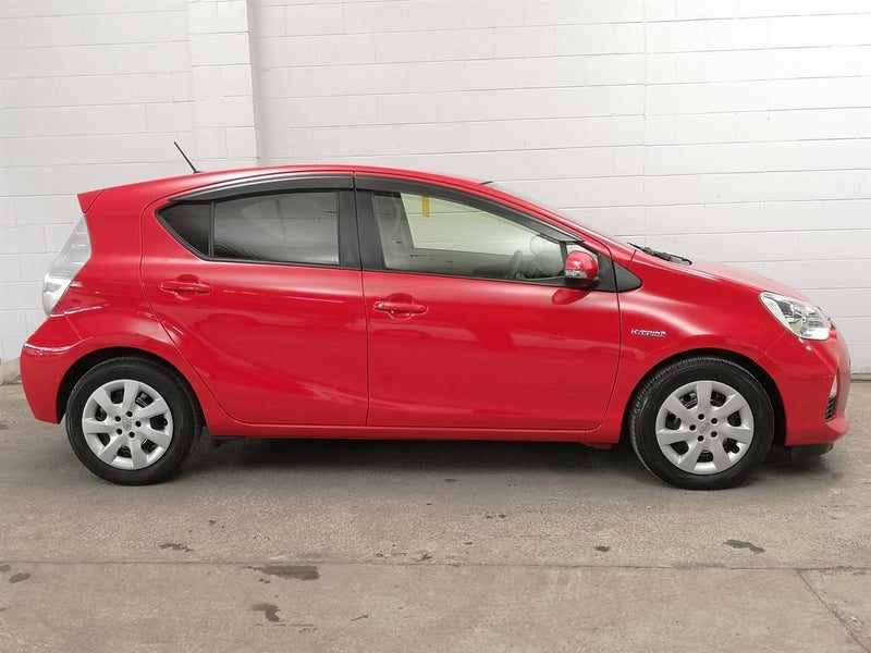 2013 Toyota Aqua, photo 3