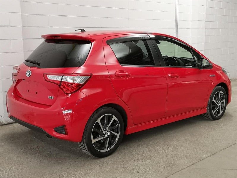 2018 Toyota Vitz Hybrid, photo 2