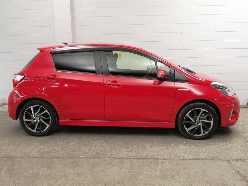 2018 Toyota Vitz Hybrid, photo 3