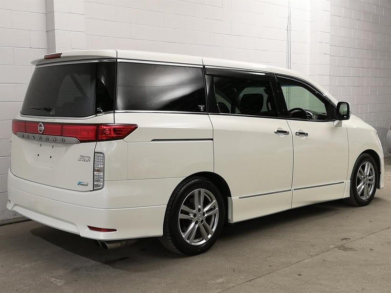 2013 Nissan Elgrand Highway Star, photo 2