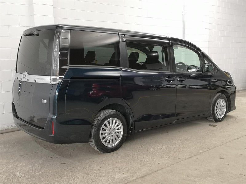 2014 Toyota Voxy Hybrid, photo 2