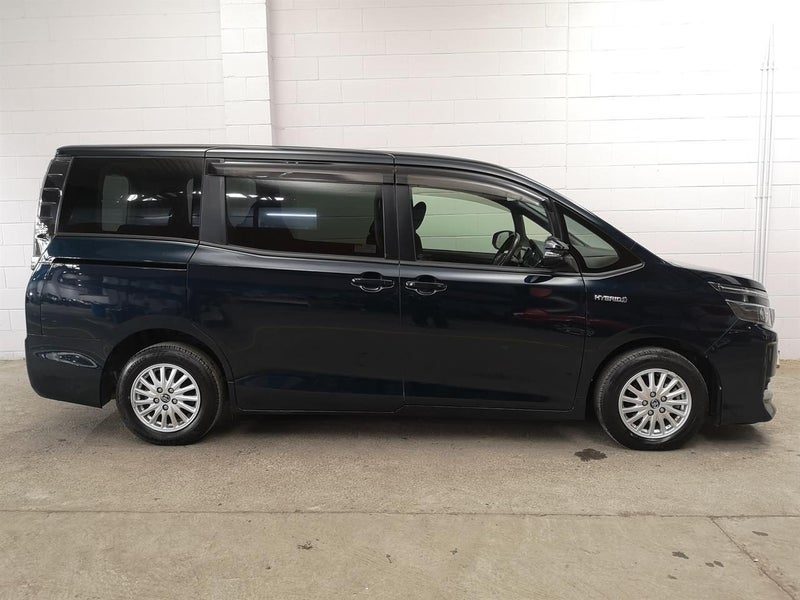 2014 Toyota Voxy Hybrid, photo 3