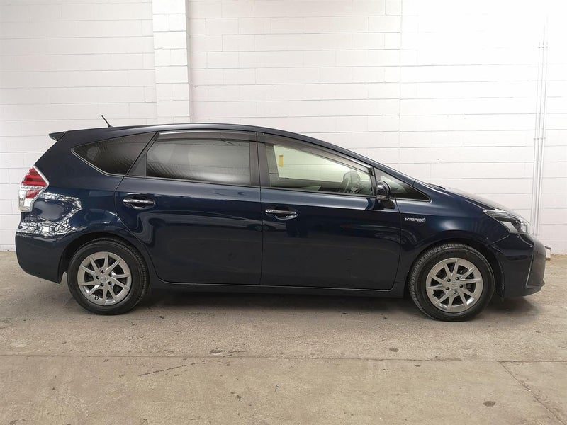2017 Toyota Prius Alpha, photo 3