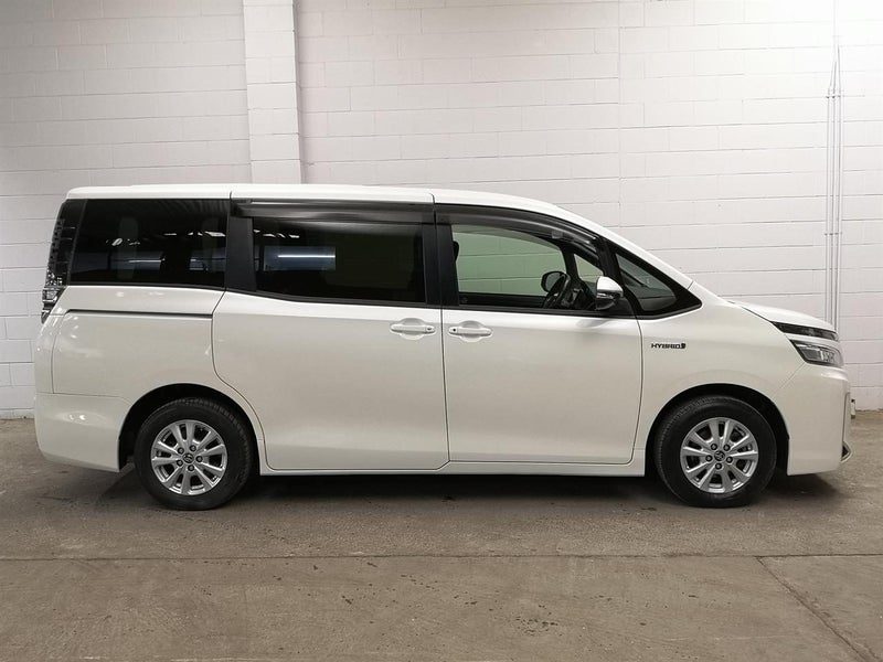 2017 Toyota Voxy Hybrid, photo 3