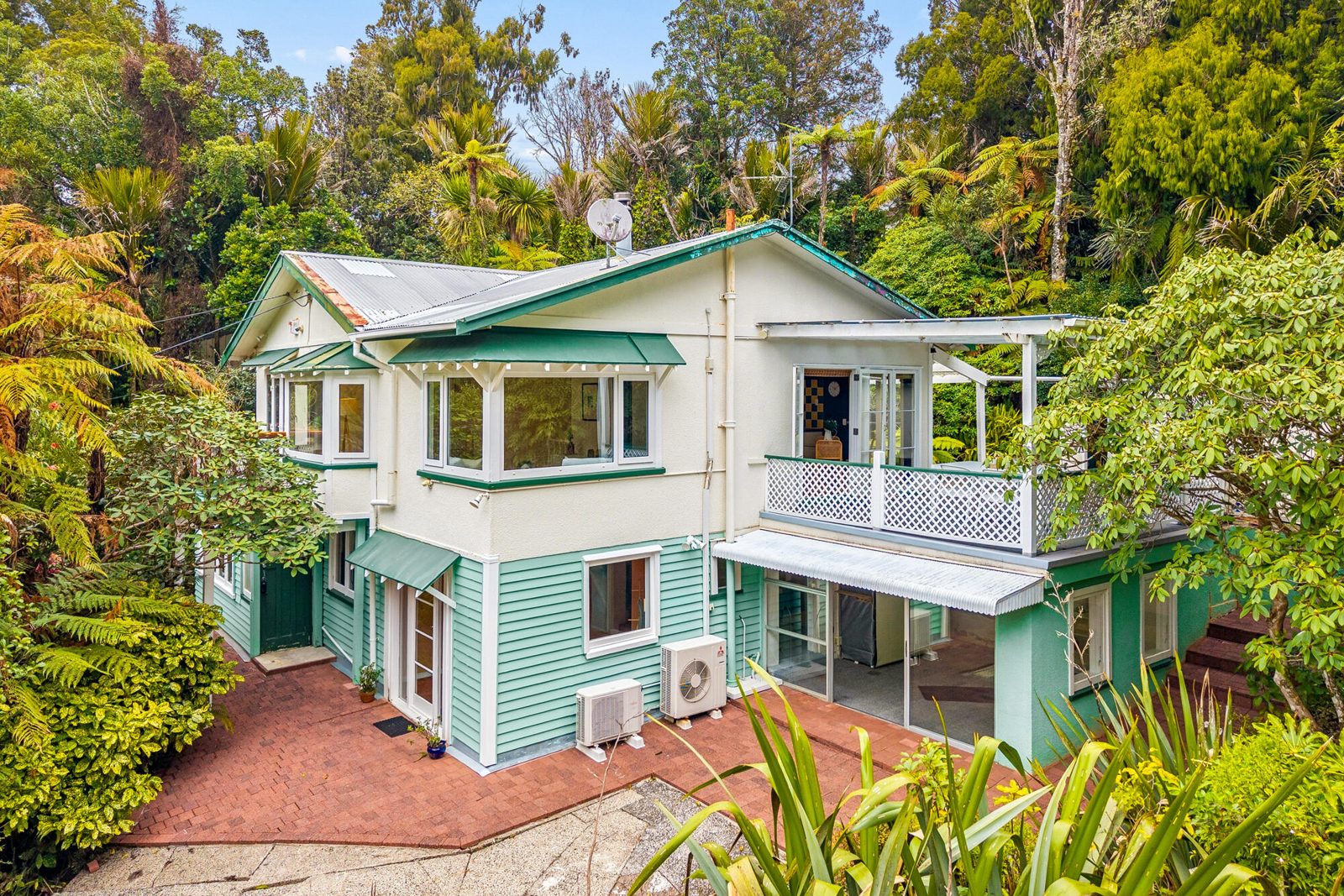 562 Scenic Drive, Waiatarua
