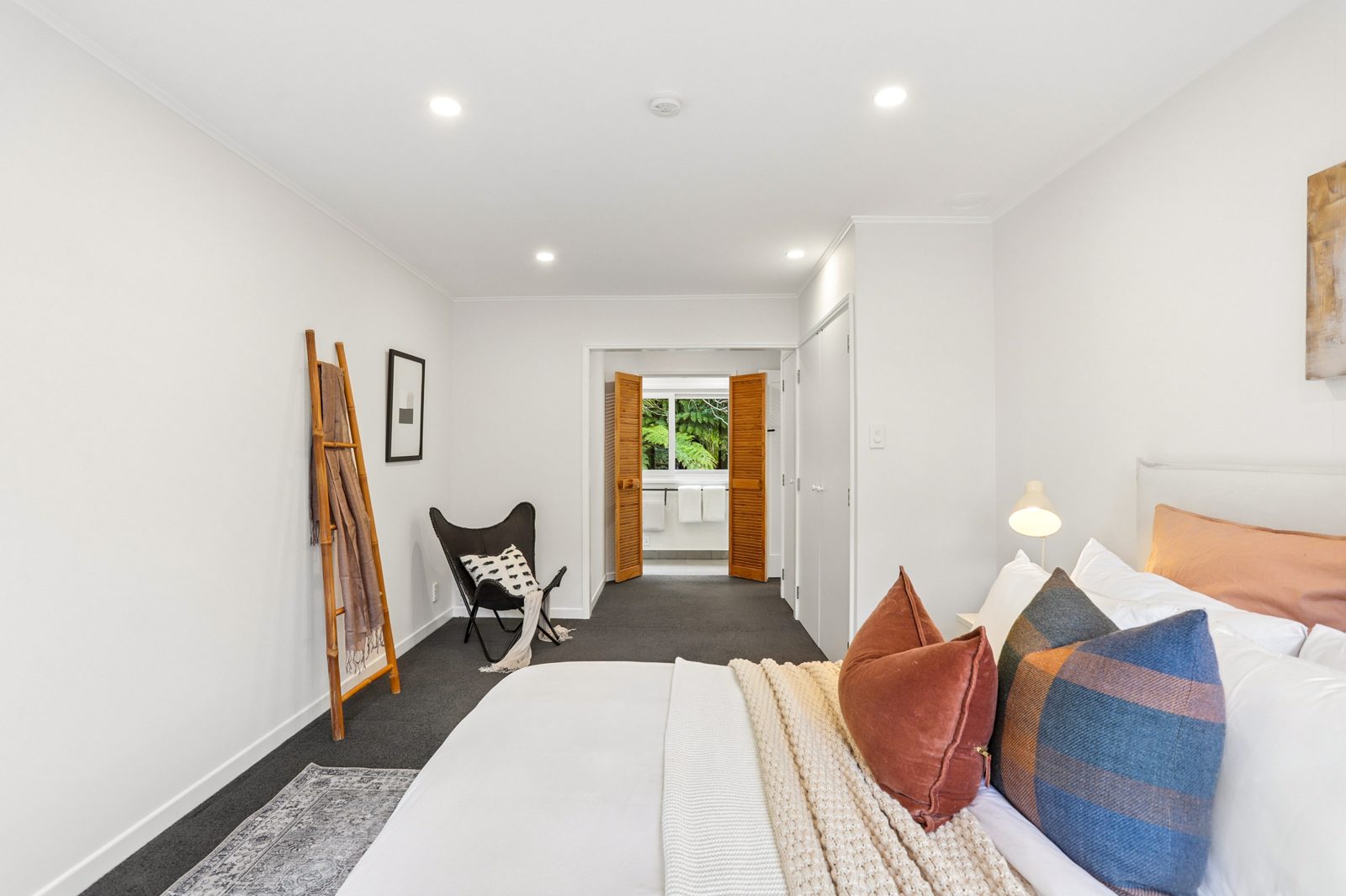 562 Scenic Drive, Waiatarua, photo 17