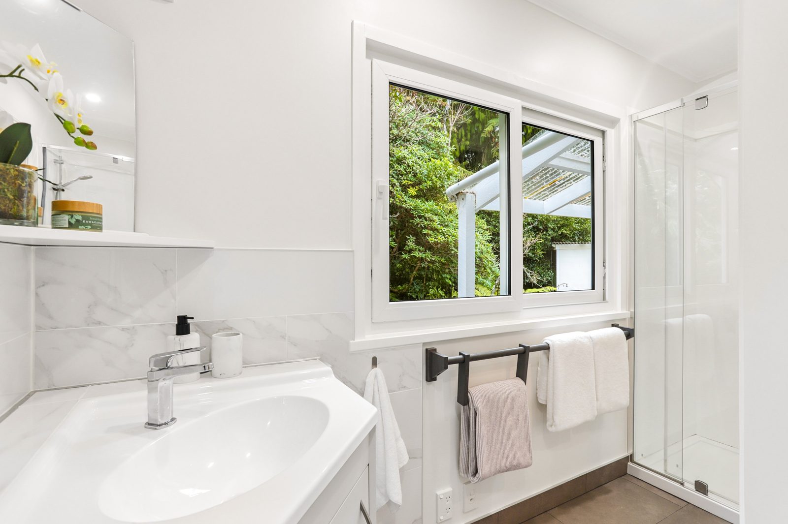 562 Scenic Drive, Waiatarua, photo 20