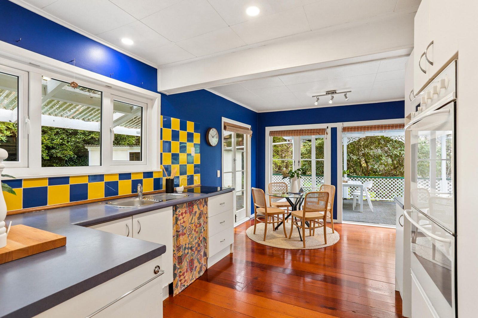 562 Scenic Drive, Waiatarua, photo 4