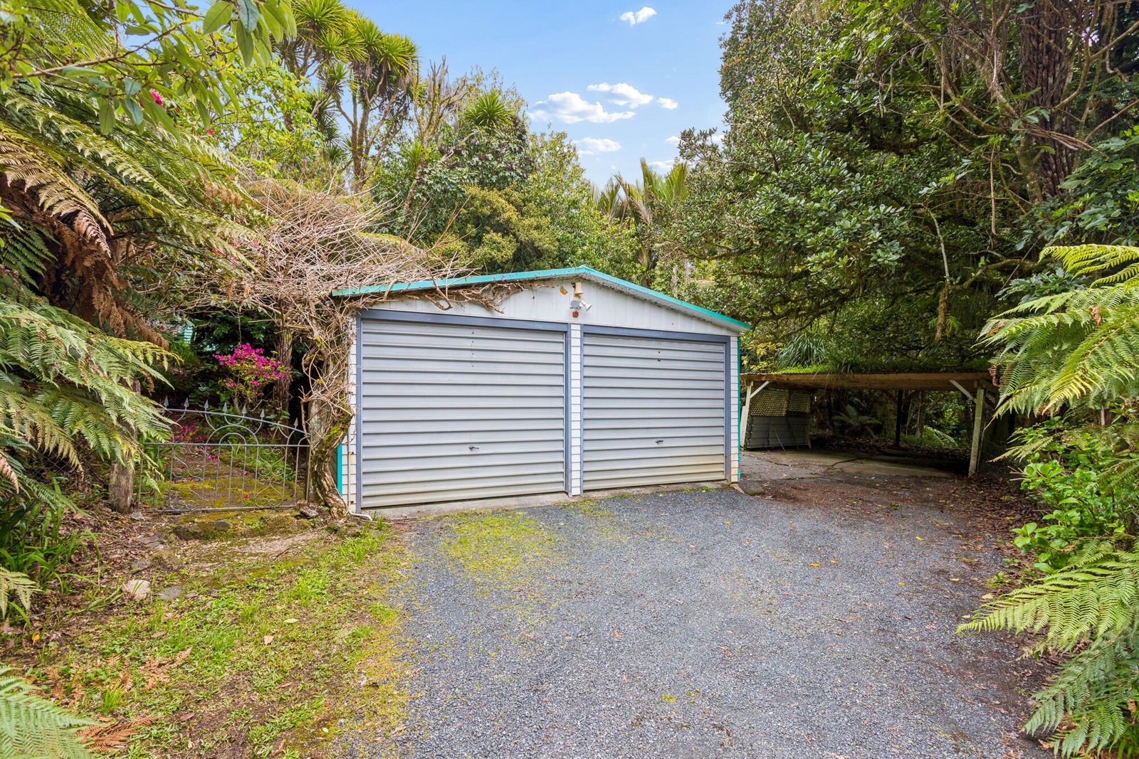562 Scenic Drive, Waiatarua, photo 6