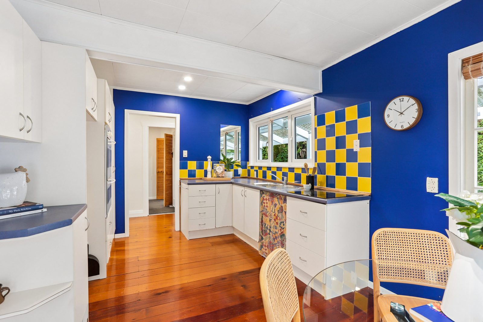 562 Scenic Drive, Waiatarua, photo 7