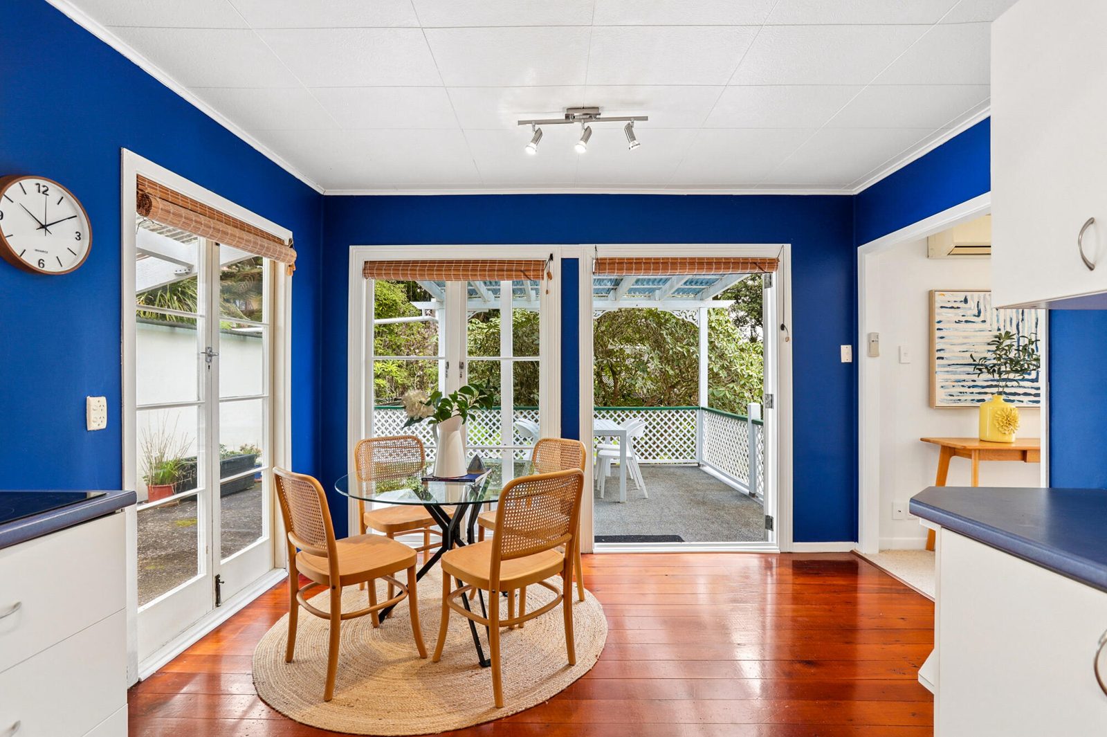 562 Scenic Drive, Waiatarua, photo 8