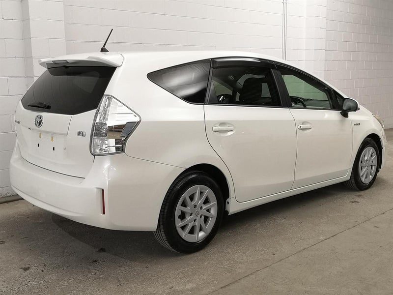 2012 Toyota Prius Alpha, photo 2