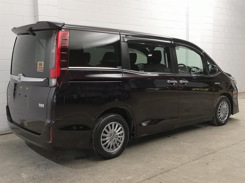 2015 Toyota Esquire, photo 2