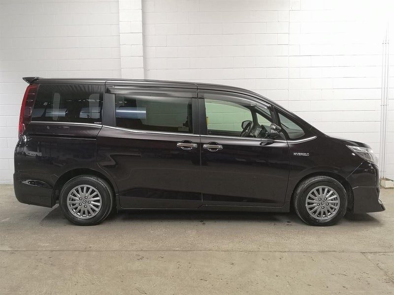 2015 Toyota Esquire, photo 3