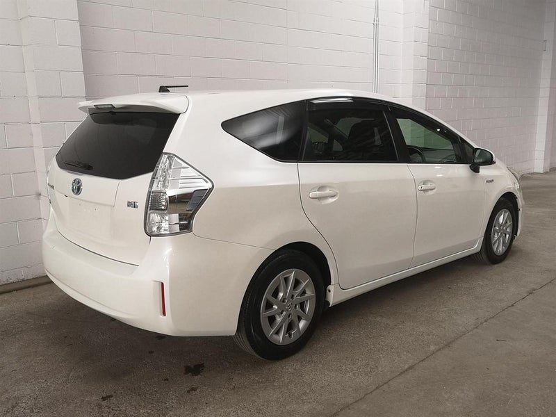 2012 Toyota Prius Alpha, photo 2