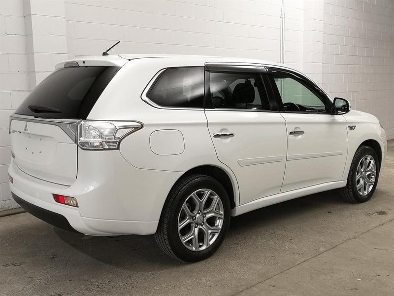 2014 Mitsubishi Outlander PHEV, photo 2