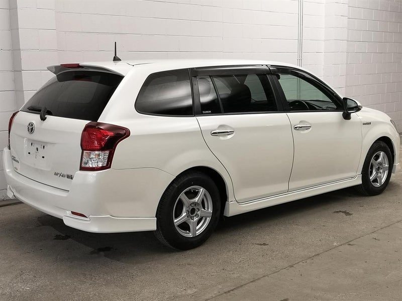 2015 Toyota Corolla Fielder, photo 2