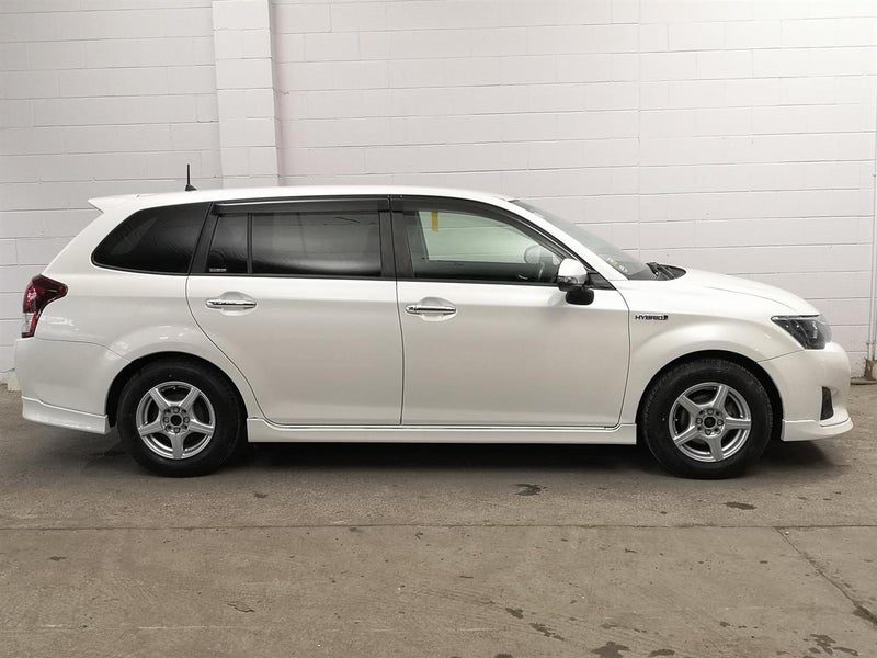 2015 Toyota Corolla Fielder, photo 3