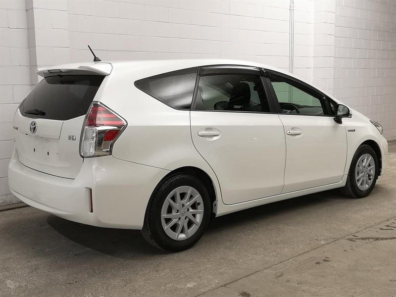 2015 Toyota Prius Alpha, photo 2