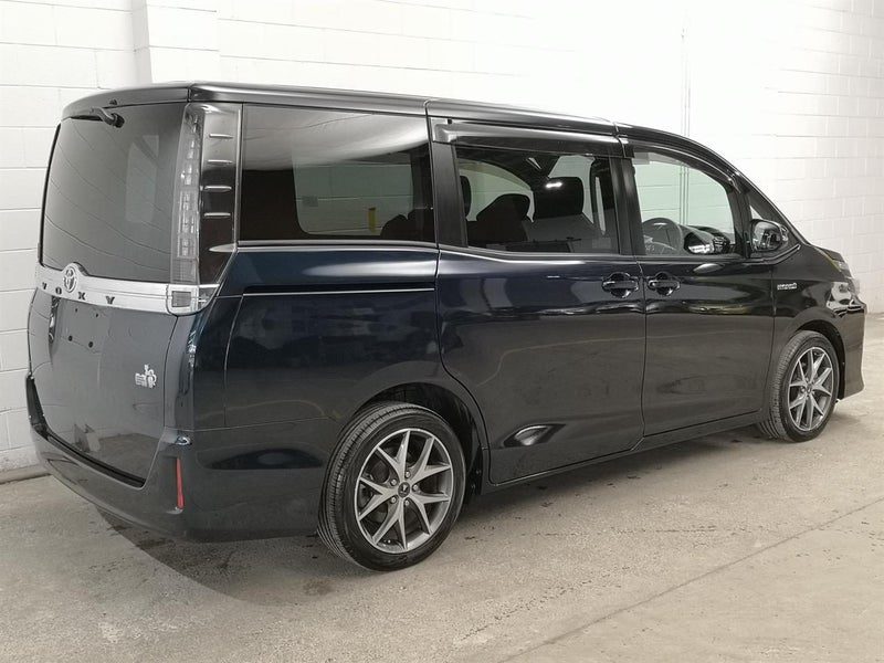 2014 Toyota Voxy Hybrid, photo 2