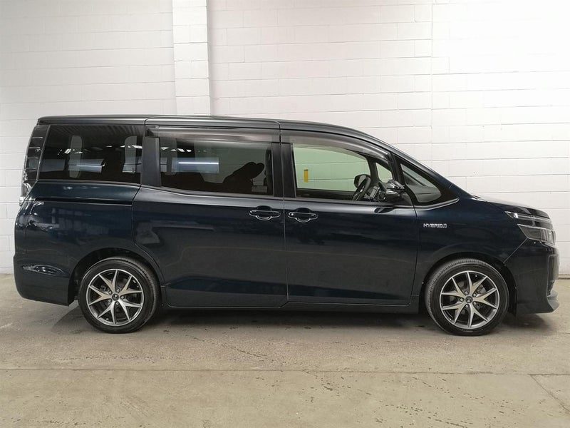 2014 Toyota Voxy Hybrid, photo 3