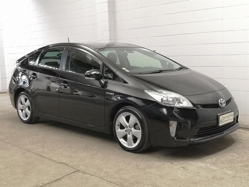 2014 Toyota Prius High Spec, Camchian. Nice n tidy