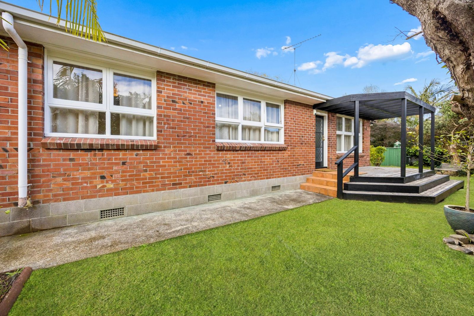2/81A Kings Road, Panmure