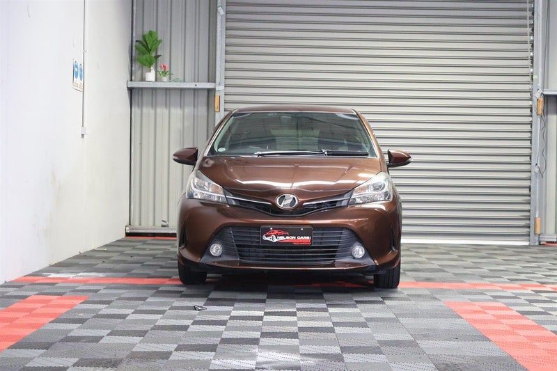 2015 Toyota Vitz F, photo 3