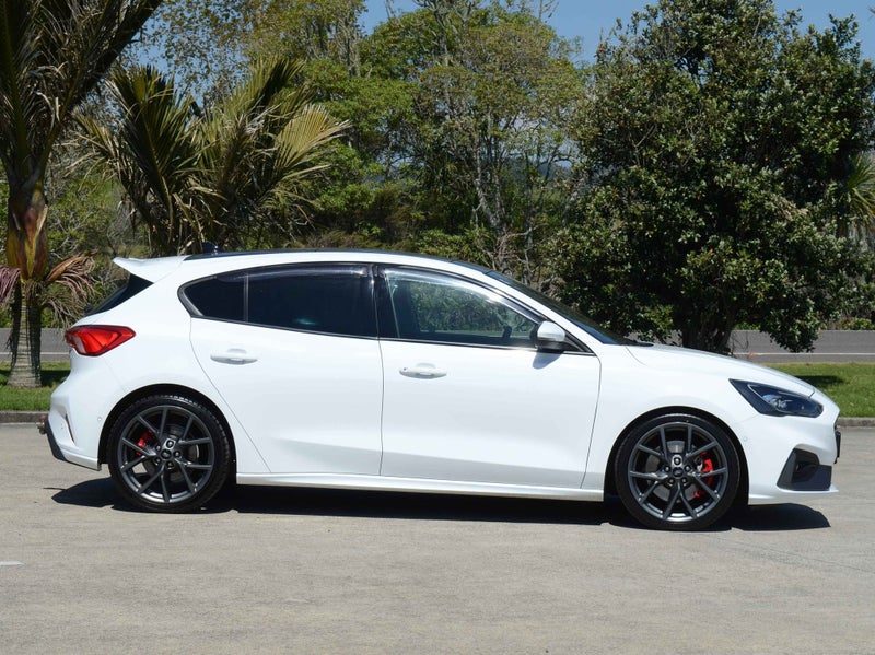 2020 Ford Focus St, photo 2