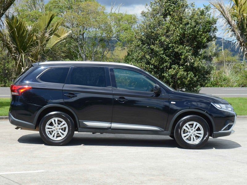 2016 Mitsubishi Outlander LS, photo 2