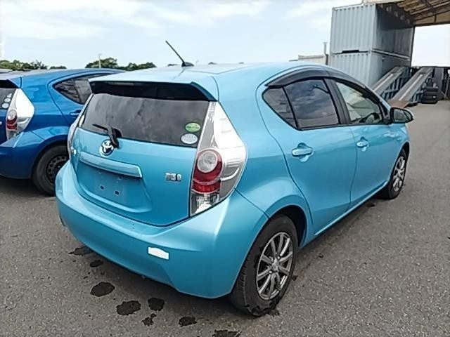 2012 Toyota Aqua, photo 3