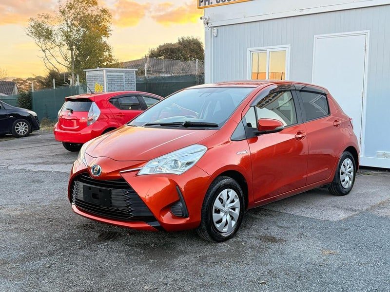 2017 Toyota Vitz Hybrid, photo 3
