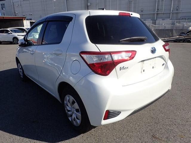 2017 Toyota Vitz Hybrid F, photo 2