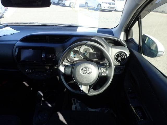 2017 Toyota Vitz Hybrid F, photo 3