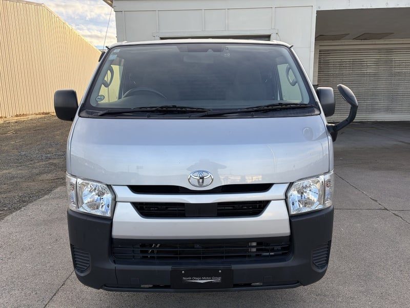 2021 Toyota Hiace DX, photo 2