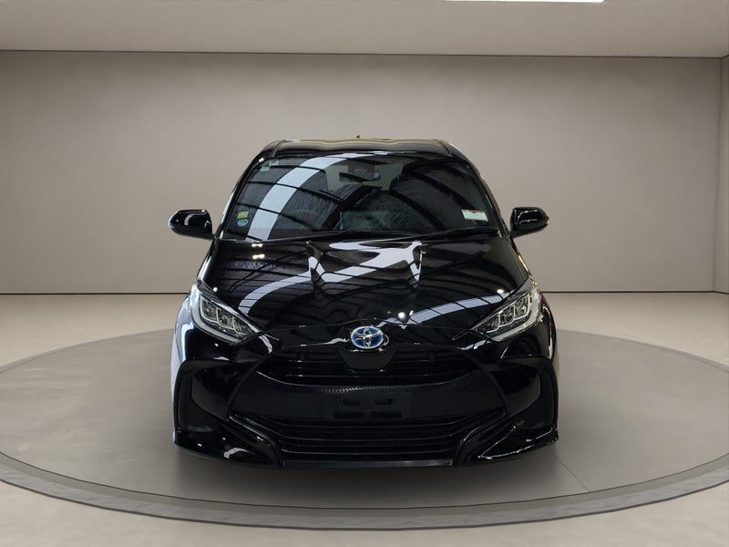 2022 Toyota Yaris 1.5L Hybrid Z 2WD Hatchback, photo 2