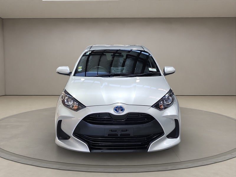 2022 Toyota Yaris 1.5L Hybrid X FWD Hatchback, photo 2