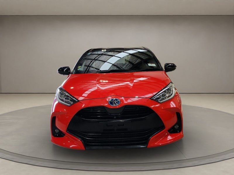 2021 Toyota Yaris 1.5L Hybrid Z FWD Hatchback, photo 2