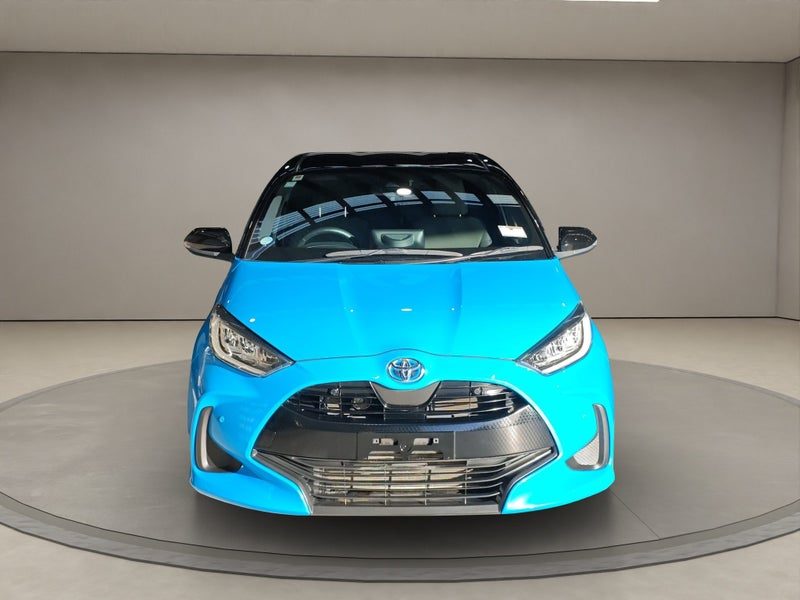 2020 Toyota Yaris 1.5L Hybrid Z FWD Hatchback, photo 2