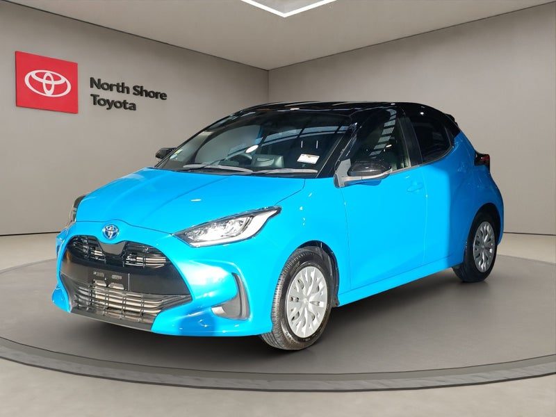 2020 Toyota Yaris 1.5L Hybrid Z FWD Hatchback, photo 3