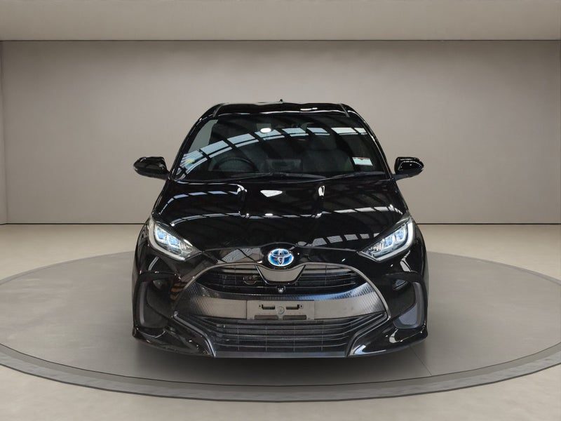 2020 Toyota Yaris 1.5L Hybrid Z FWD Hatchback, photo 2