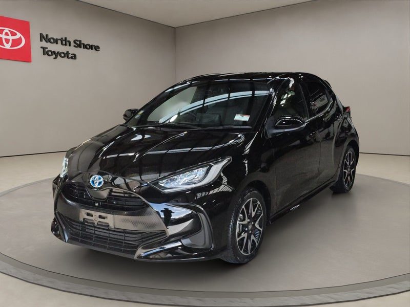 2020 Toyota Yaris 1.5L Hybrid Z FWD Hatchback, photo 3